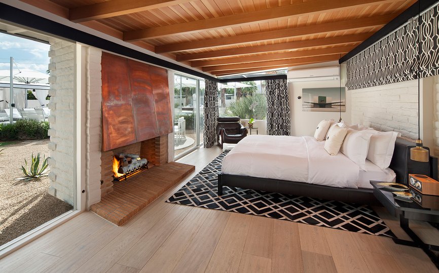 Bungalow room with bed and fireplace - Resort Palm Springs L'Horizon